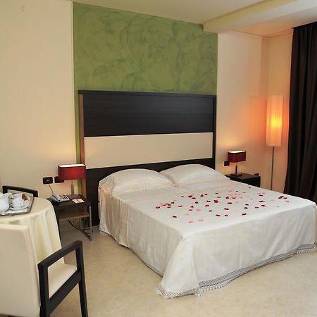 Viola Palace Hotel Villafranca Tirrena Szoba fotó