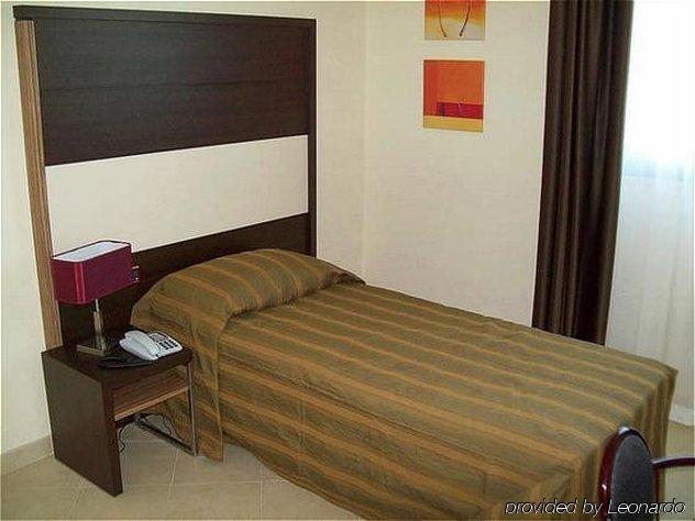 Viola Palace Hotel Villafranca Tirrena Szoba fotó