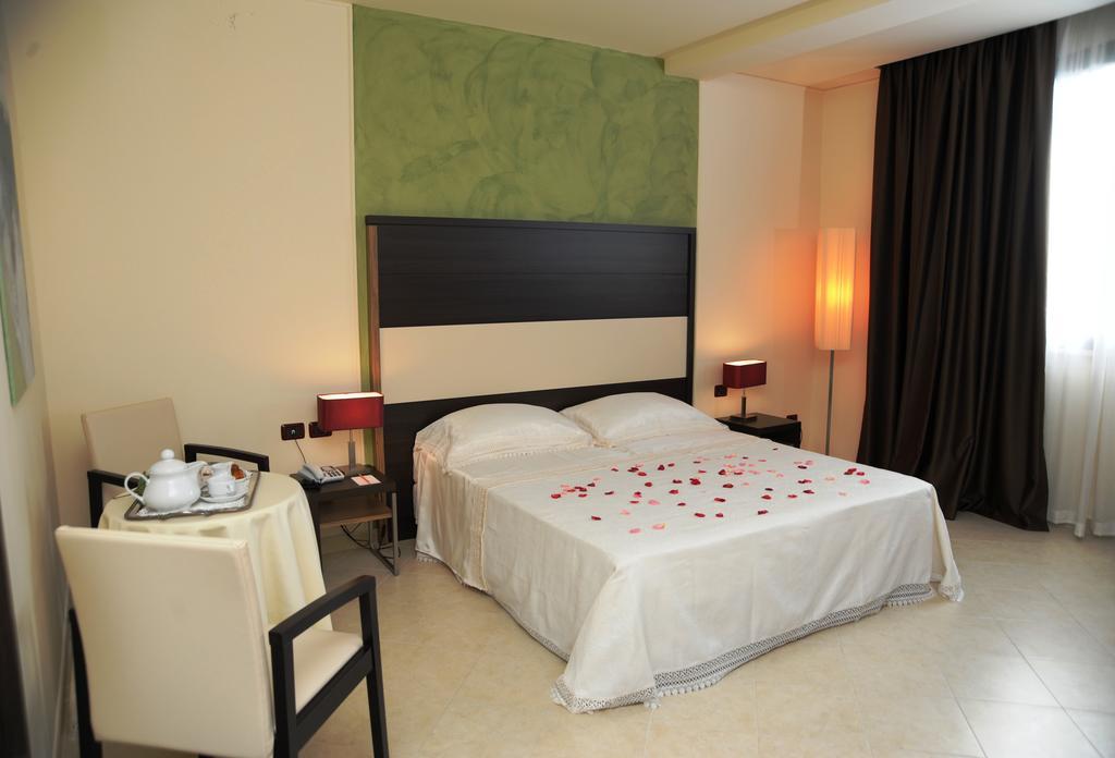 Viola Palace Hotel Villafranca Tirrena Szoba fotó