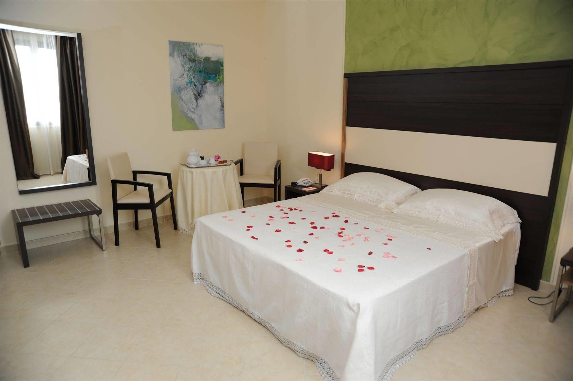 Viola Palace Hotel Villafranca Tirrena Kültér fotó