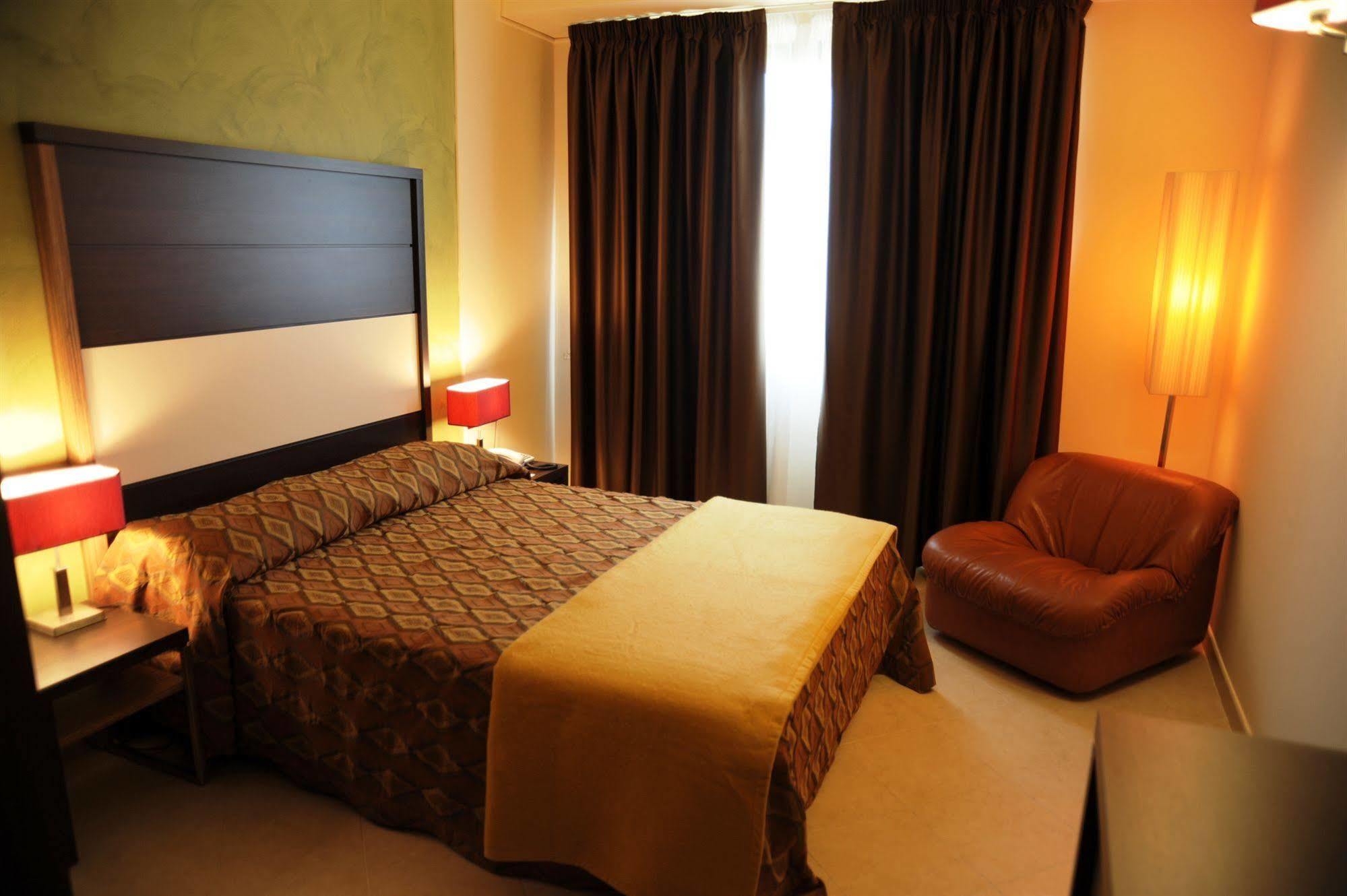 Viola Palace Hotel Villafranca Tirrena Kültér fotó
