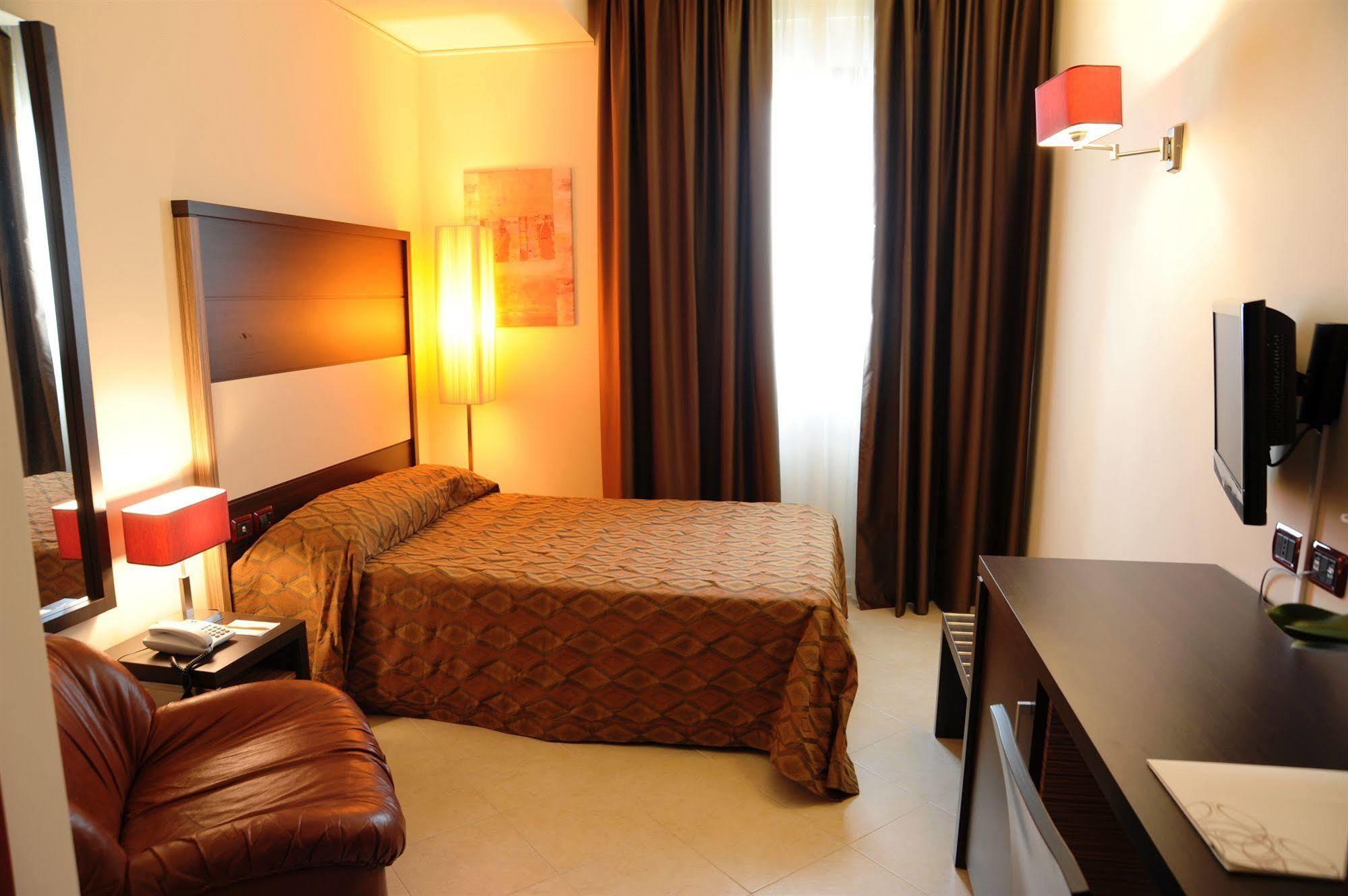 Viola Palace Hotel Villafranca Tirrena Kültér fotó