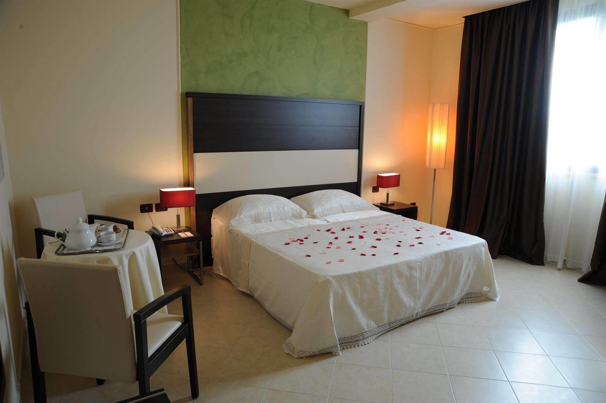 Viola Palace Hotel Villafranca Tirrena Kültér fotó