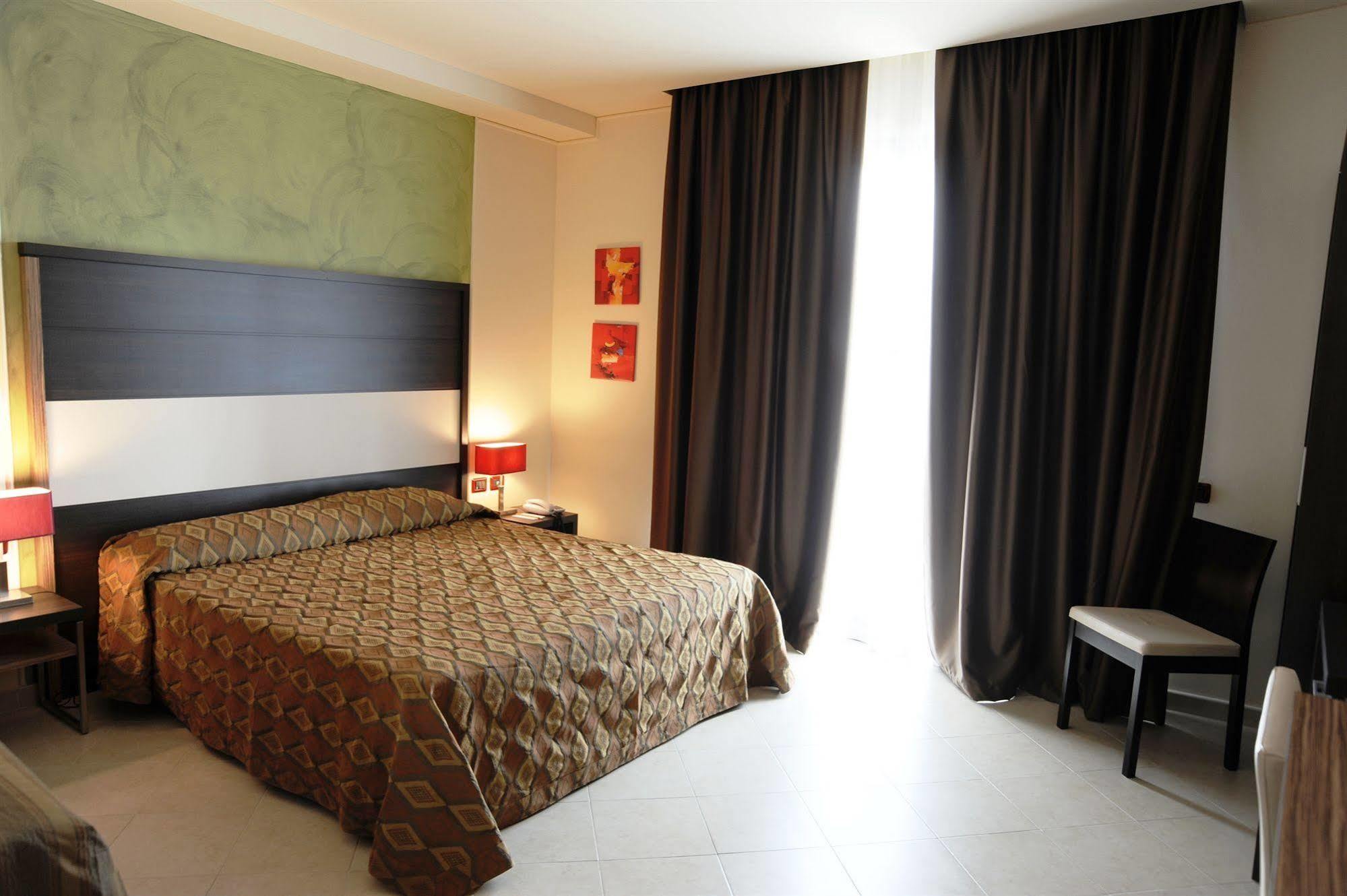 Viola Palace Hotel Villafranca Tirrena Kültér fotó