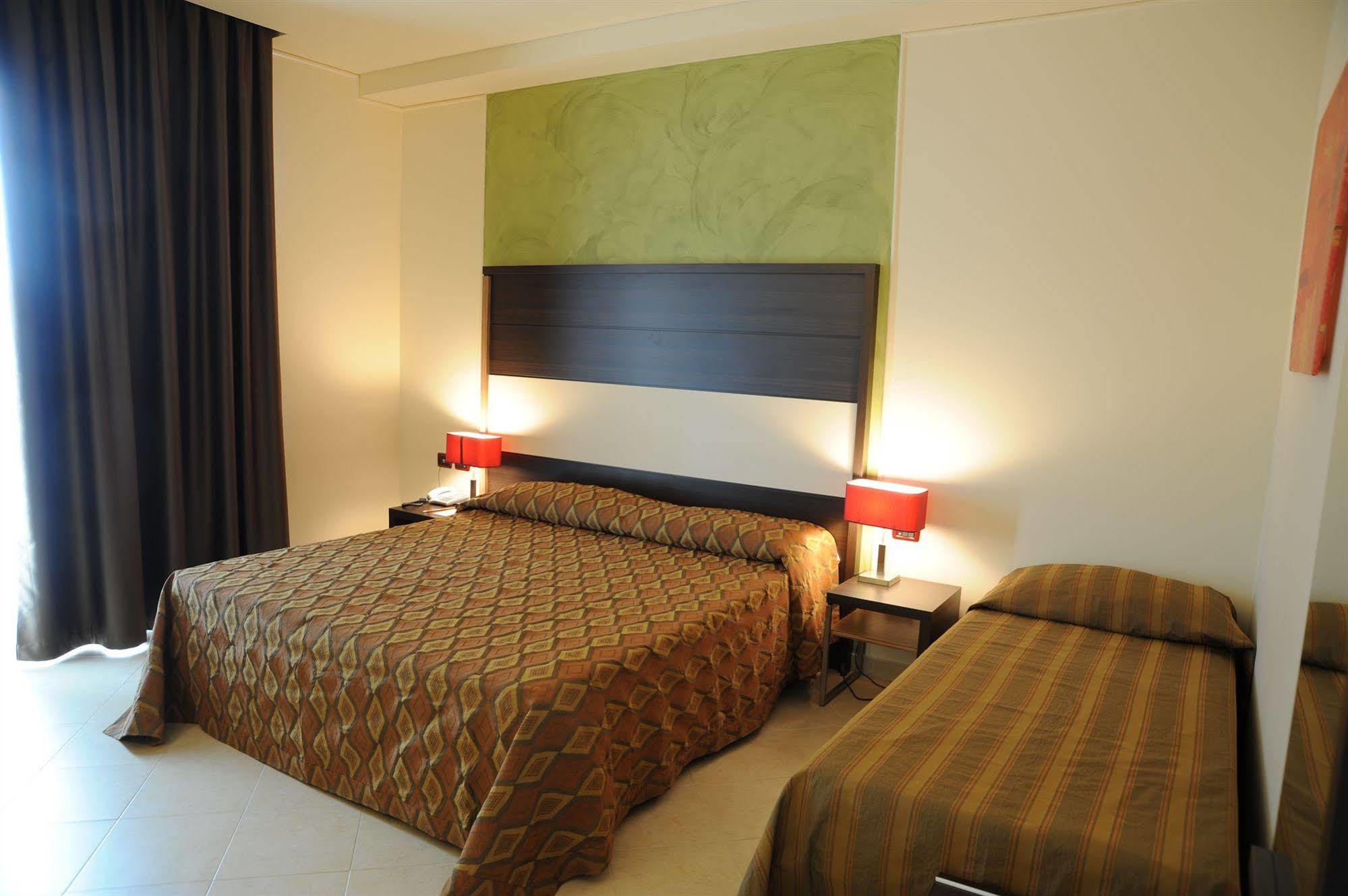 Viola Palace Hotel Villafranca Tirrena Kültér fotó