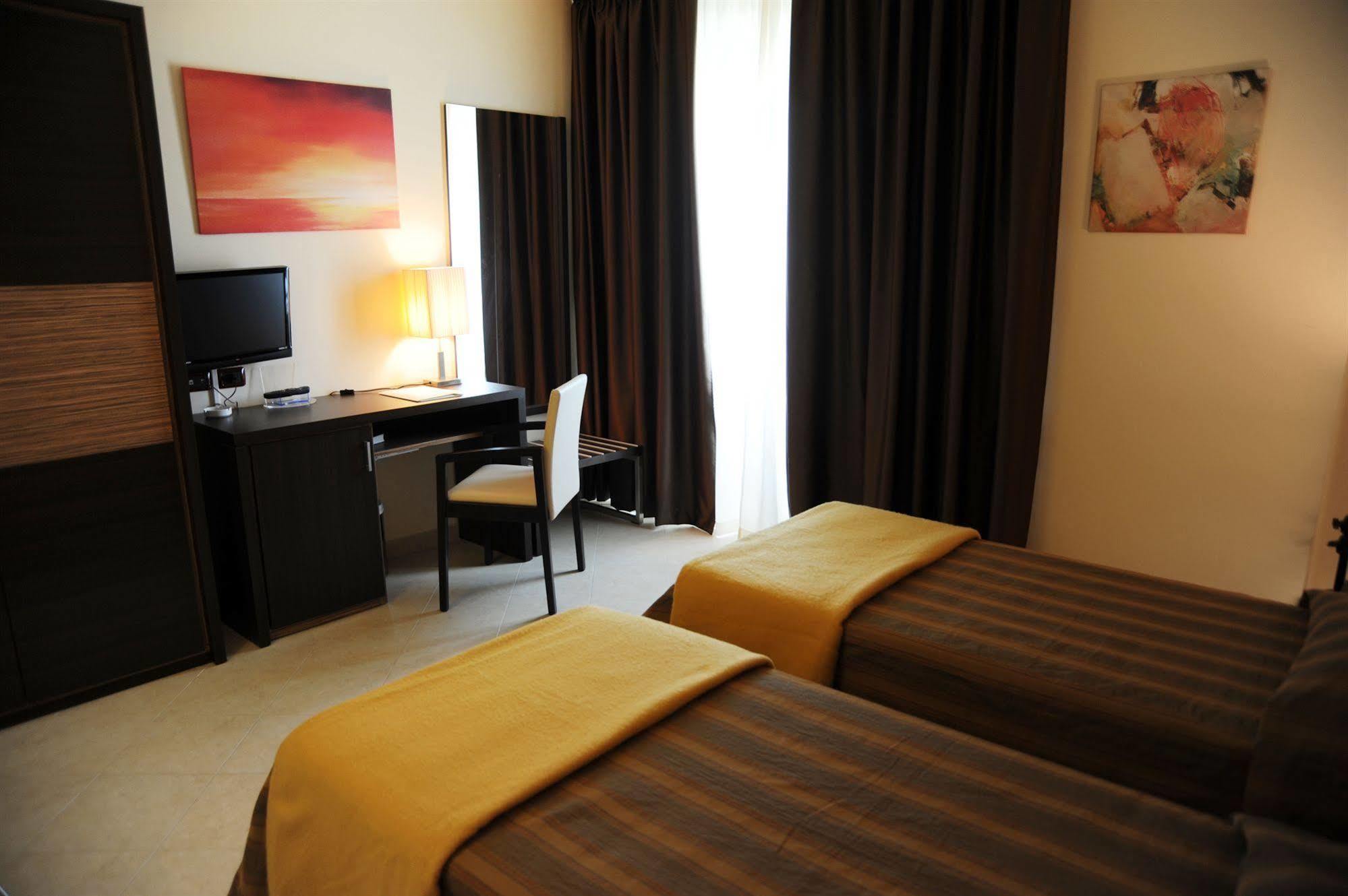 Viola Palace Hotel Villafranca Tirrena Kültér fotó
