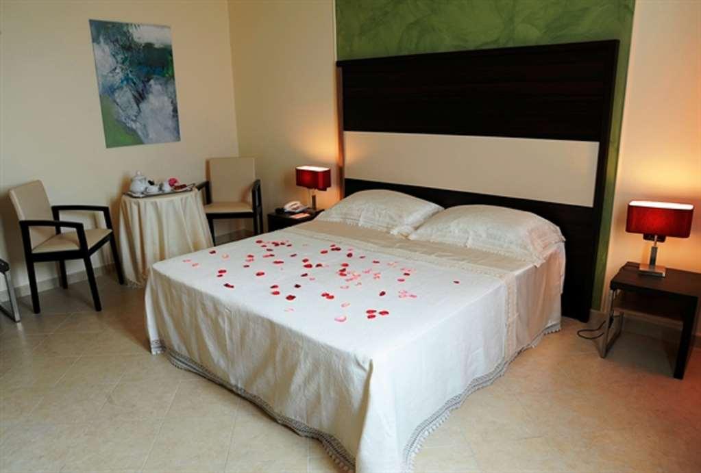 Viola Palace Hotel Villafranca Tirrena Szoba fotó