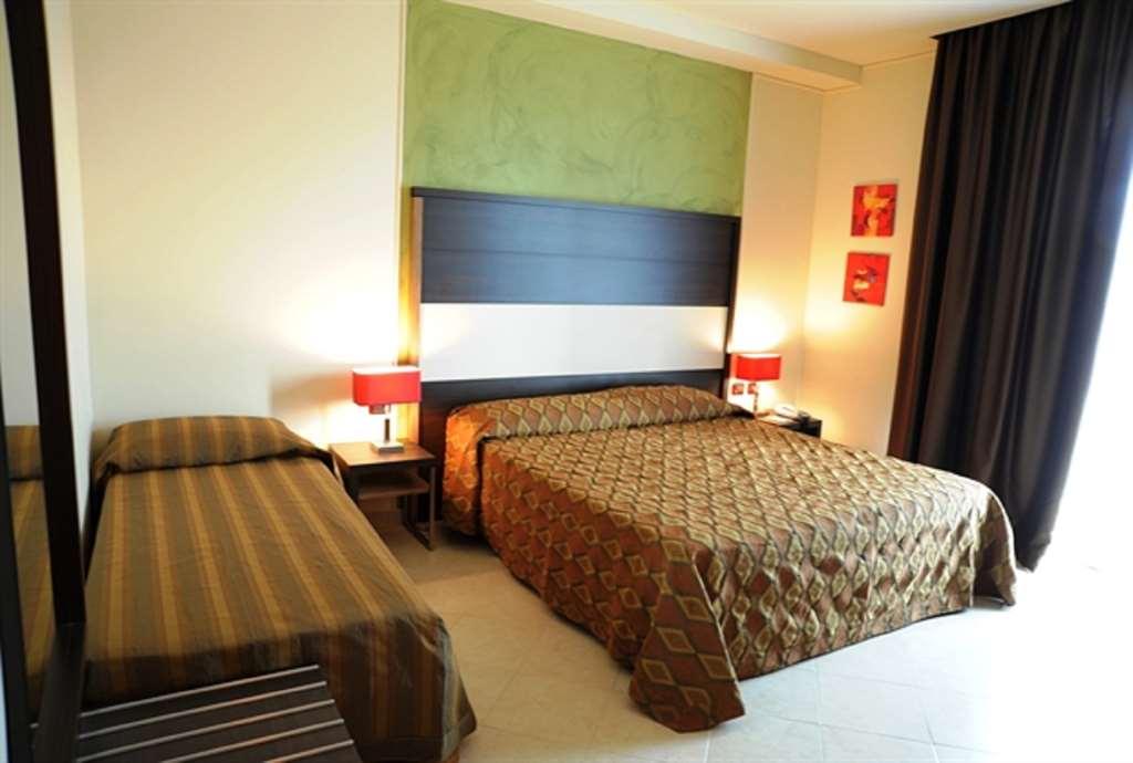 Viola Palace Hotel Villafranca Tirrena Szoba fotó