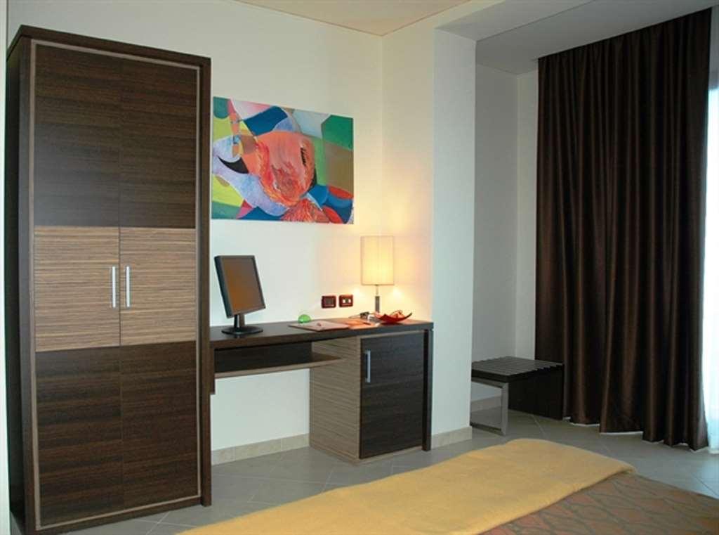 Viola Palace Hotel Villafranca Tirrena Szoba fotó