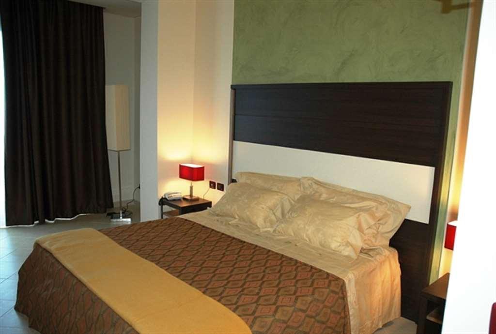 Viola Palace Hotel Villafranca Tirrena Szoba fotó
