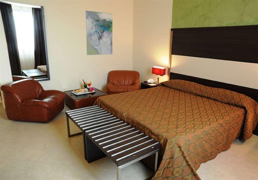 Viola Palace Hotel Villafranca Tirrena Szoba fotó