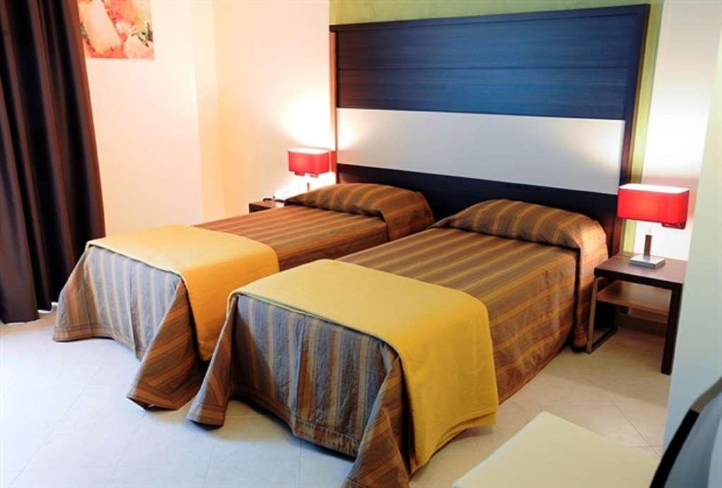 Viola Palace Hotel Villafranca Tirrena Szoba fotó