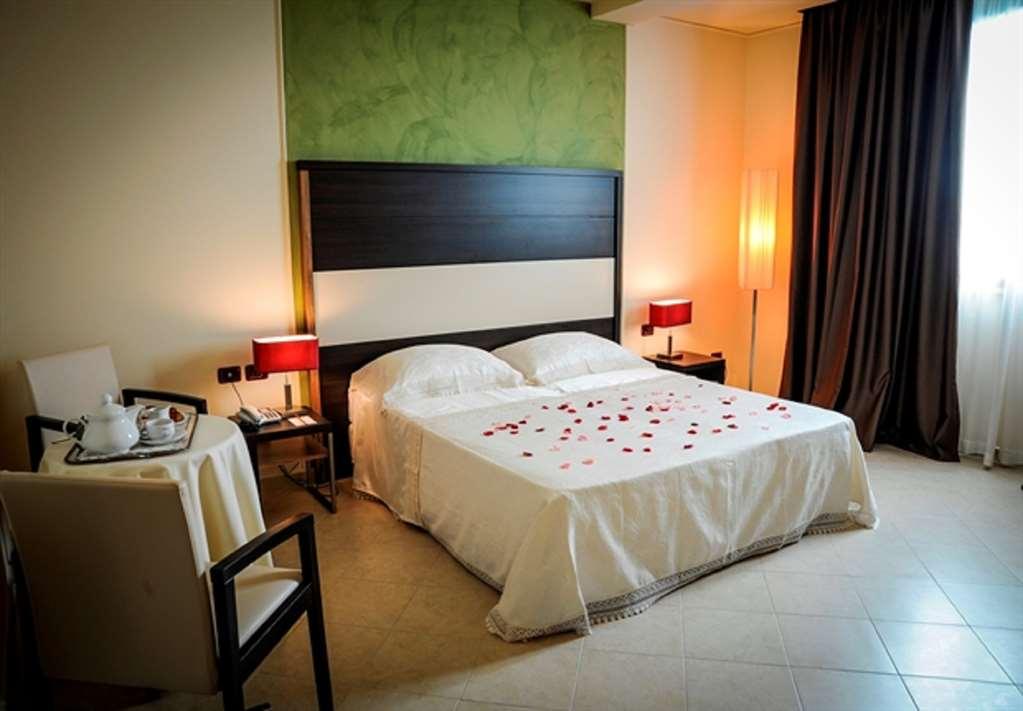 Viola Palace Hotel Villafranca Tirrena Szoba fotó