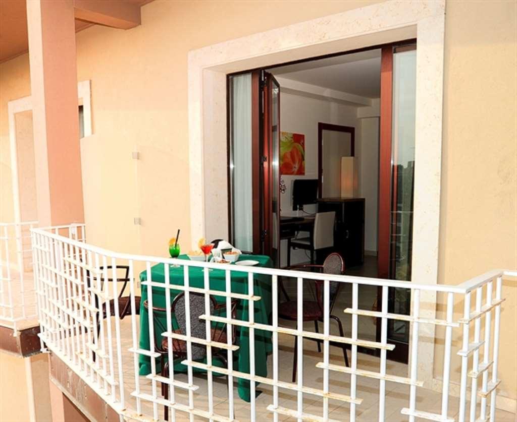 Viola Palace Hotel Villafranca Tirrena Szoba fotó