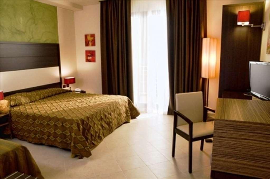 Viola Palace Hotel Villafranca Tirrena Szoba fotó