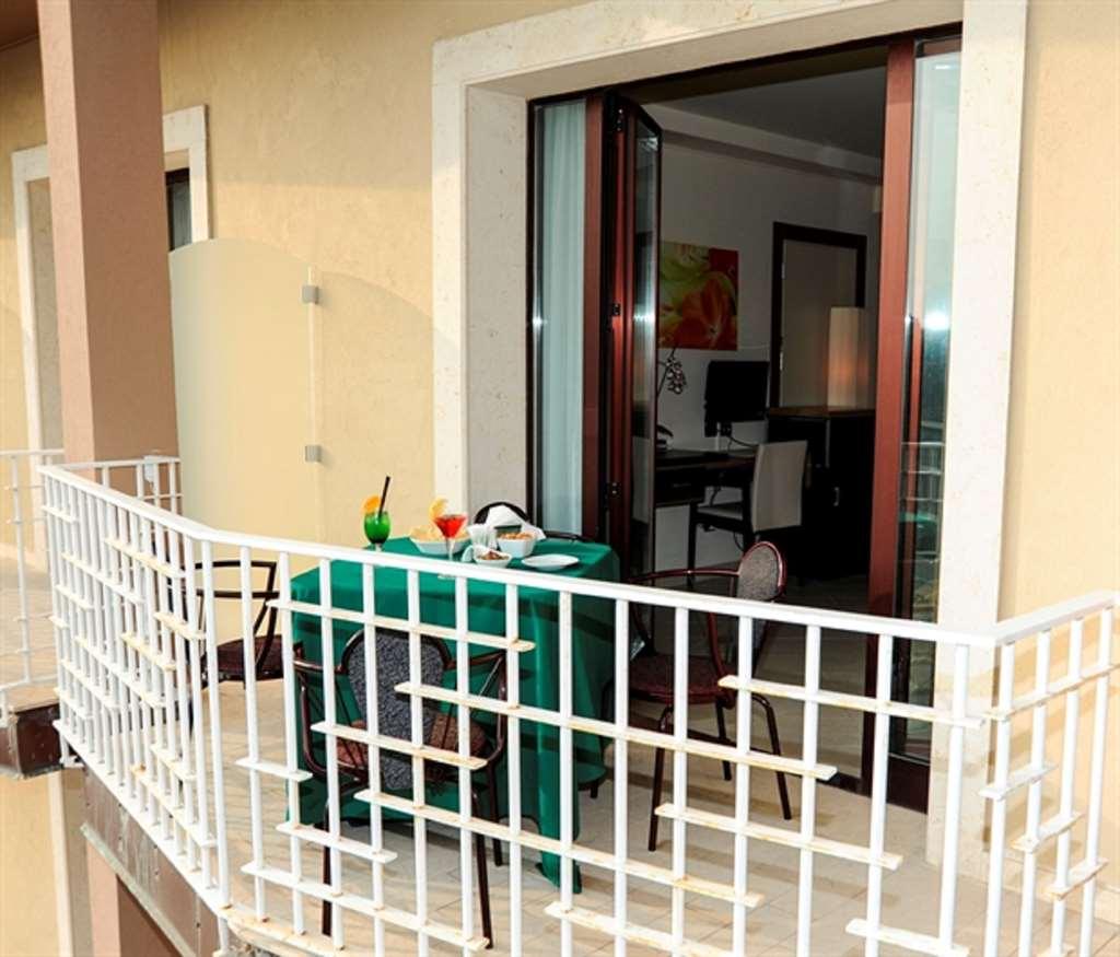 Viola Palace Hotel Villafranca Tirrena Szoba fotó