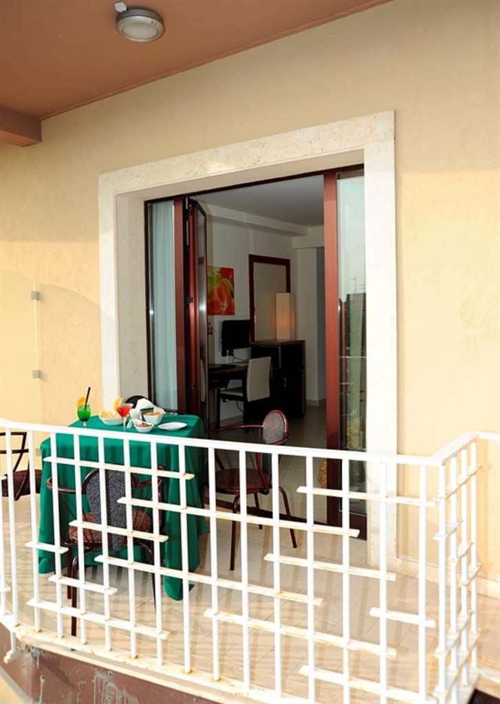 Viola Palace Hotel Villafranca Tirrena Szoba fotó