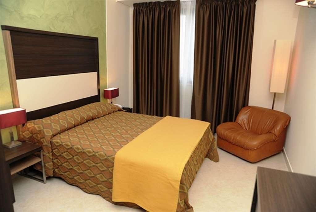 Viola Palace Hotel Villafranca Tirrena Szoba fotó